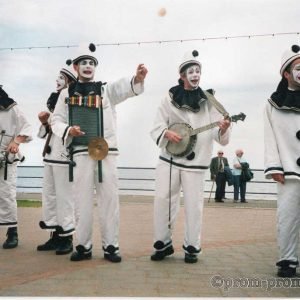 Pierrotters on promenade